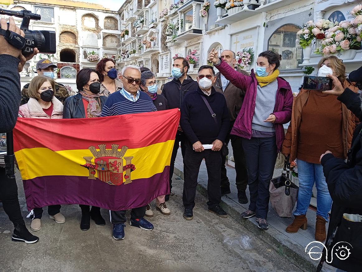 Asistentes al acto previo al inicio de los trabajos de localización de fosas comunes.