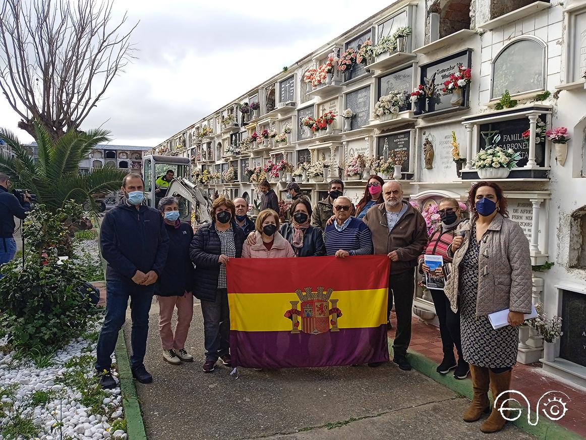 Miembros del Foro por la Memoria del Campo de Gibraltrar, representantes políticos y familiares de las víctimas.