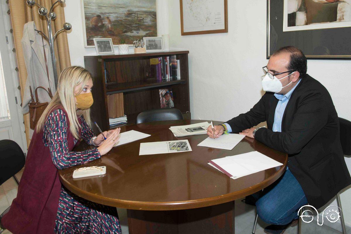 La diputada provincial Lucía Trujillo, con el alcalde de Bornos, Hugo Palomares.