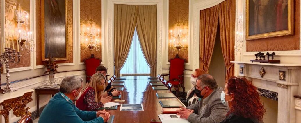 La diputada provincial Lucía Trujillo, con representantes de la asociación memorialista de la Sierra.