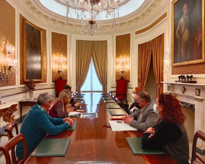 La diputada provincial Lucía Trujillo, con representantes de la asociación memorialista de la Sierra.