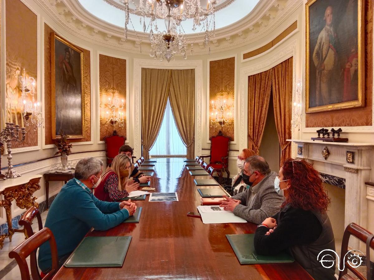 La diputada provincial Lucía Trujillo, con representantes de la asociación memorialista de la Sierra.