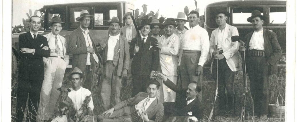 Fotografía de 1936, con algunos personajes por identificar.