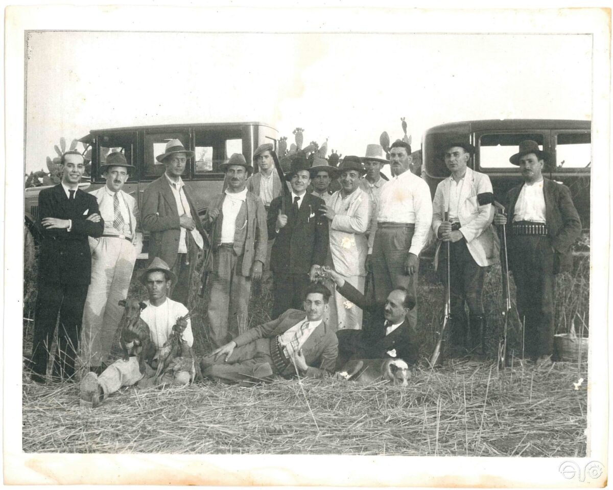 Fotografía de 1936, con algunos personajes por identificar.