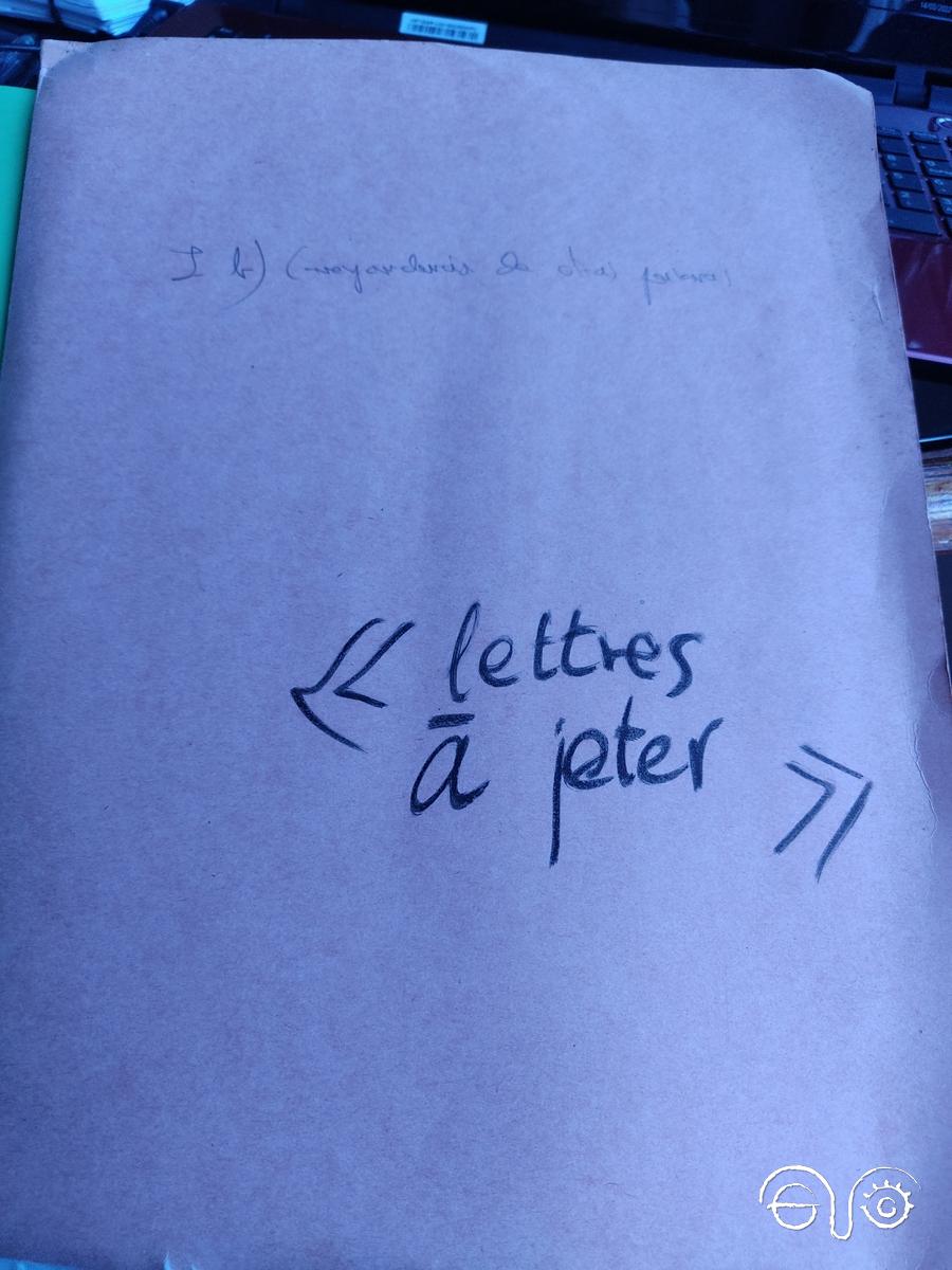 Carpeta de Jesús Ynfante titulada Letters a jeter con la correspondencia analizada.