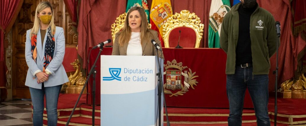 La presidenta de la Diputación de Cádiz, Irene Garcia, con la diputada provincial de Memoria Democrática, Lucia Trujillo, y el arqueólogo Jesus Roman.