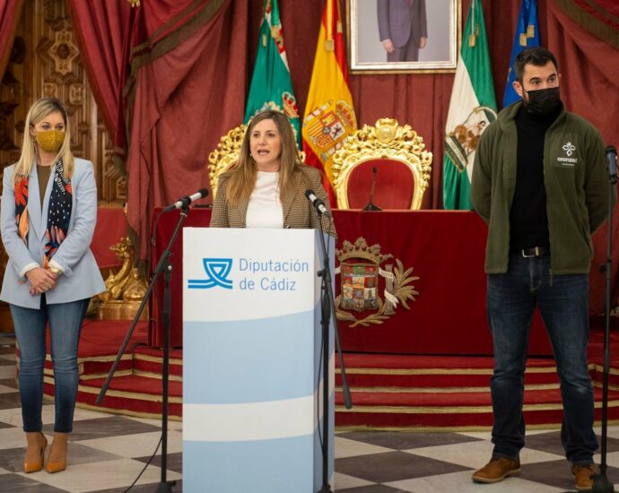 La presidenta de la Diputación de Cádiz, Irene Garcia, con la diputada provincial de Memoria Democrática, Lucia Trujillo, y el arqueólogo Jesus Roman.