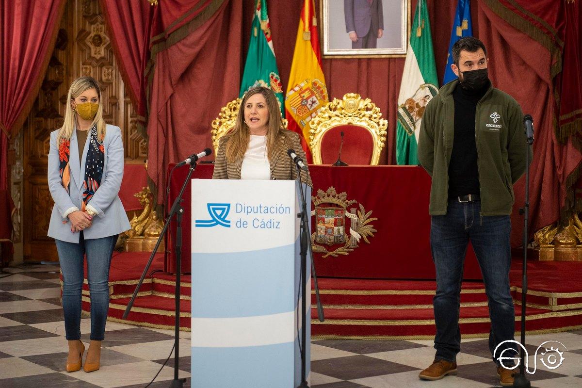 La presidenta de la Diputación de Cádiz, Irene Garcia, con la diputada provincial de Memoria Democrática, Lucia Trujillo, y el arqueólogo Jesúus Roman.