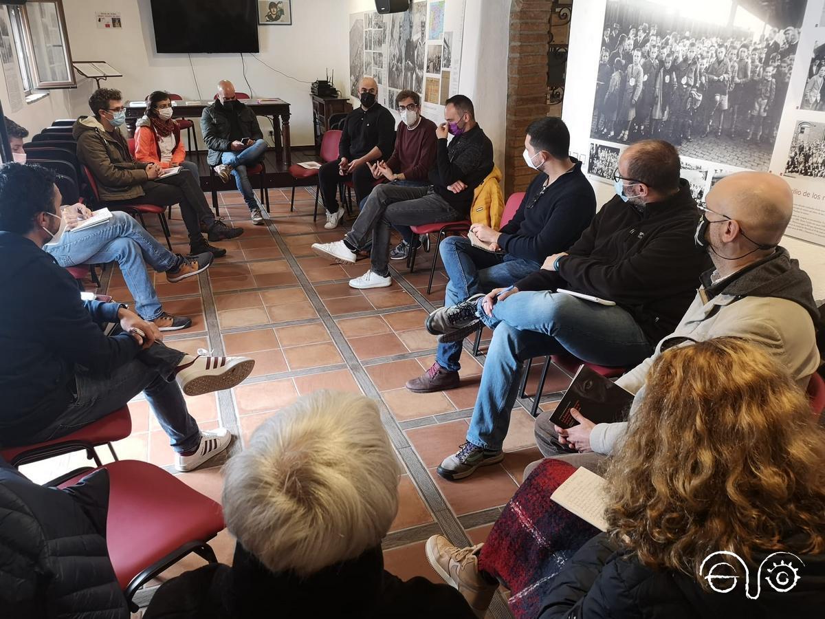 Reunión de profesoras y profesores de la memoria en la Casa de la Memoria.