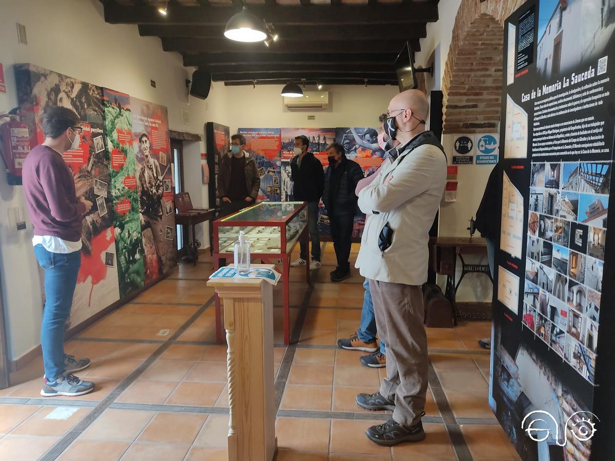 Docentes en la sala de exposición permanente de la Casa de la Memoria.