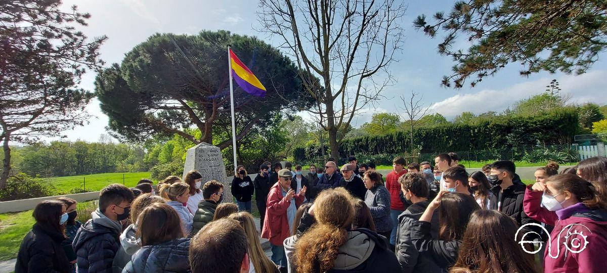 Ignacio Trillo se dirige a los asistentes a un acto explicativo del exilio andaluz, en el Cementerio de los Españoles en Argelès.