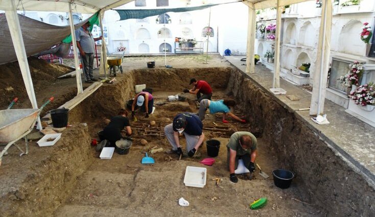 Exhumación de una fosa común en el cementerio de Jimena de la Frontera (Cádiz).
