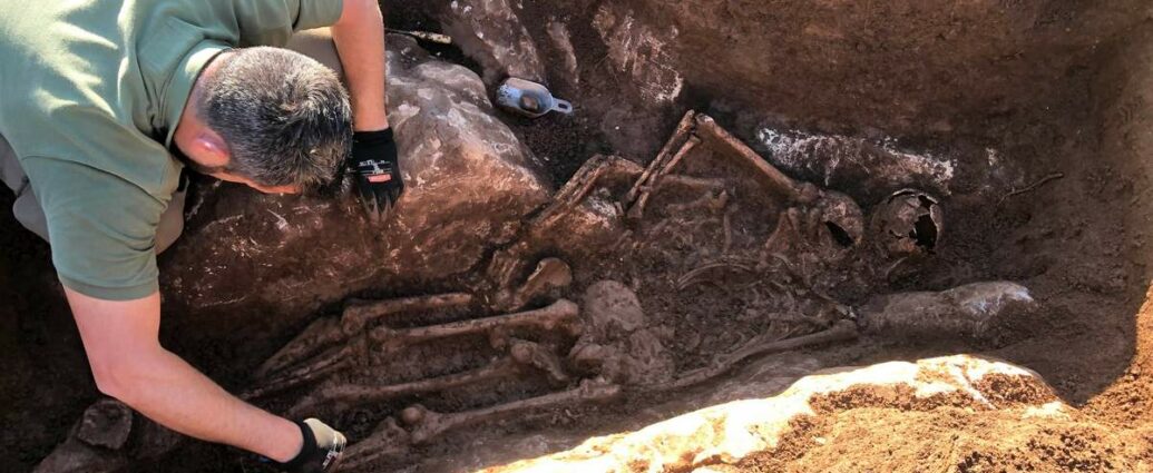 Exhumación de la fosa.