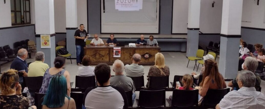 Paco Cuevas, en nombre de la CNT de Jerez, da labienvenida a las personas asistentes al acto.