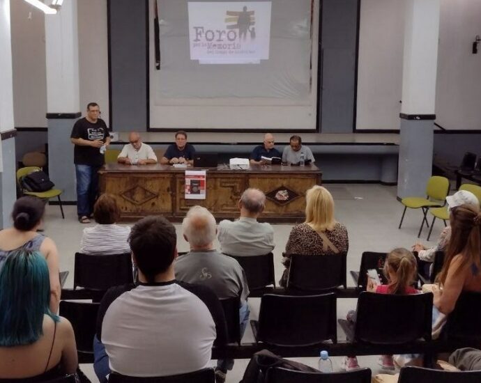 Paco Cuevas, en nombre de la CNT de Jerez, da labienvenida a las personas asistentes al acto.