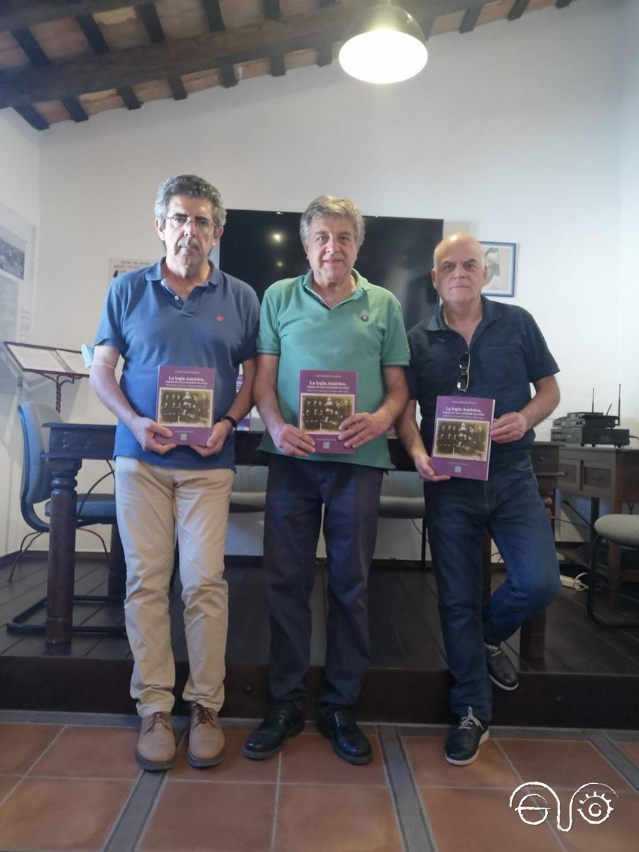 El autor, el historiador Antonio Morales Benítez, entre su glosador, el filólogo Pedro Bohórquez Gutiérrez, y el editor Fernando Sígler.