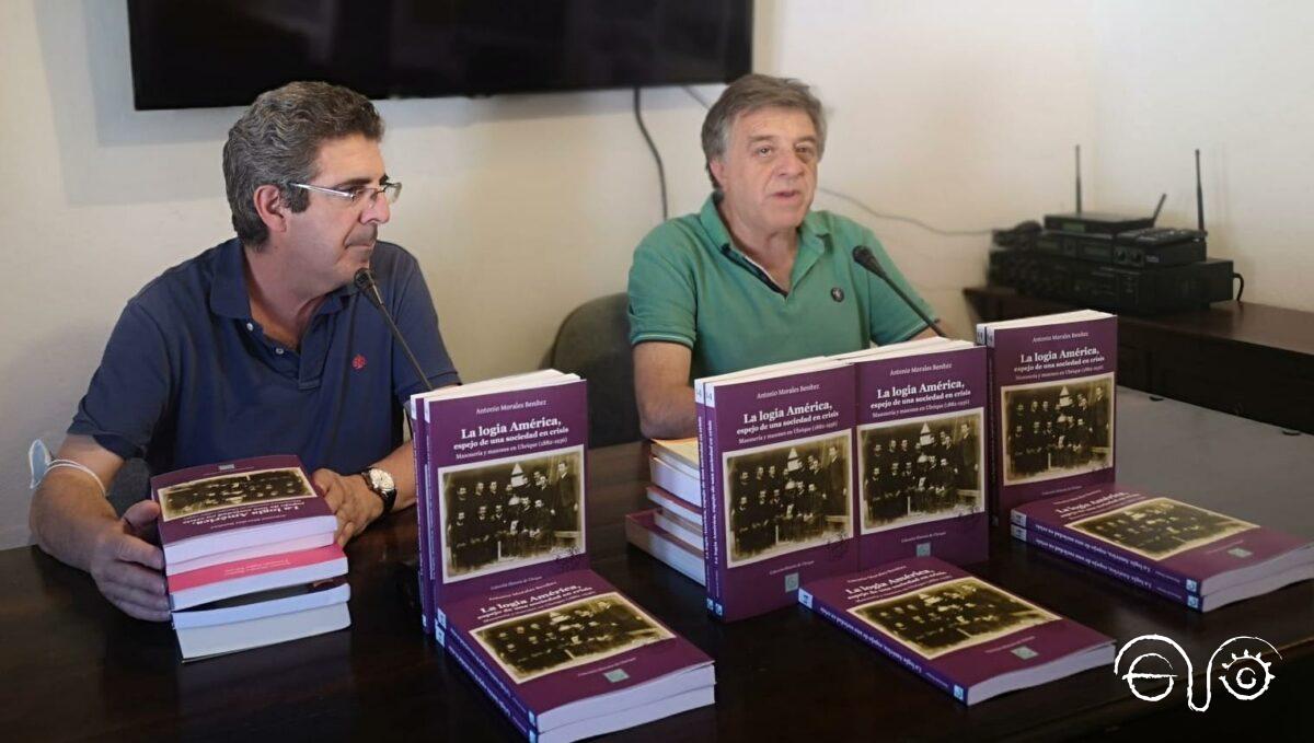 Antonio Morales Benítez, con Pedro Bohórquez Gutiérrez, en el estrado del salón de actos de la Casa de la Memoria.