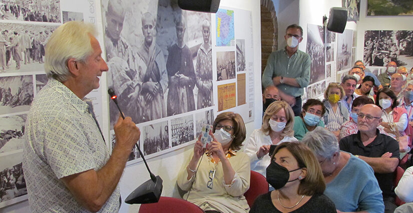 Helios López, nieto e hijo de una familia que huyó y llegó al completo a Francia, habla a los asistentes.