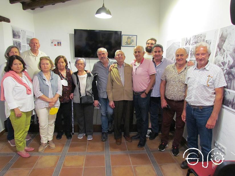 Luis Naranjo, presidente del comité científico del próximo congreso sobre La desbandá, con los tres supervivientes que participaron en el acto y otros familiares de refugiados que huyeron a Almería en 1937.