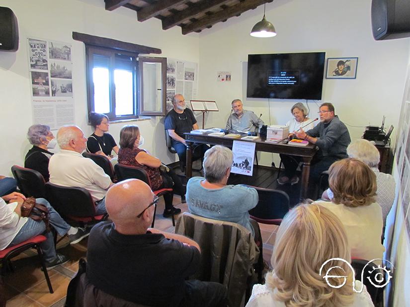 Andrés Rebolledo, del Foro por la Memoria del Campo de Gibraltar, da la bienvenida al público y a los organizadores del congreso internacional sobre La desbandá.