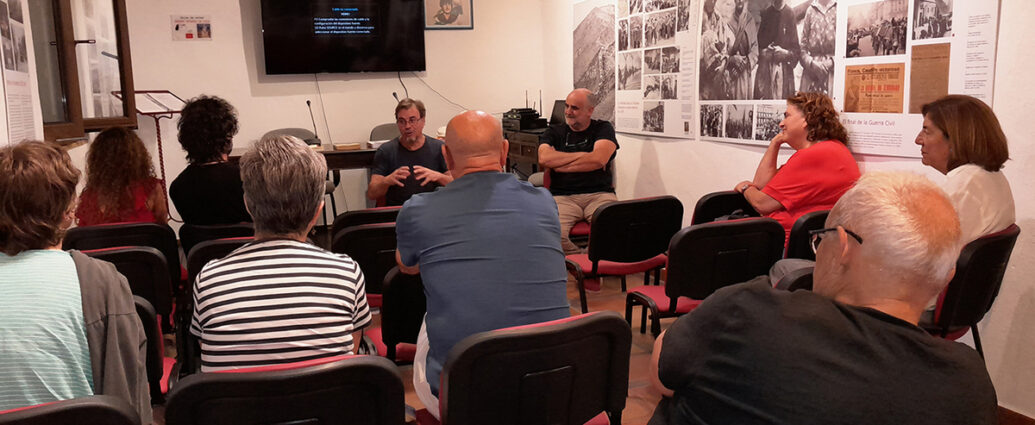 Un momento del coloquio con Rafael Pascual Arias, en el salón de actos de la Casa de la Memoria de Jimena.