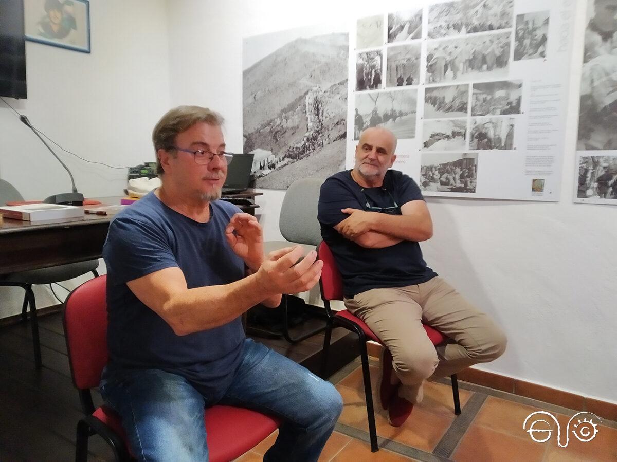 Rafael Pascual y Juan Moriche, en un momento de la charla en Jimena.