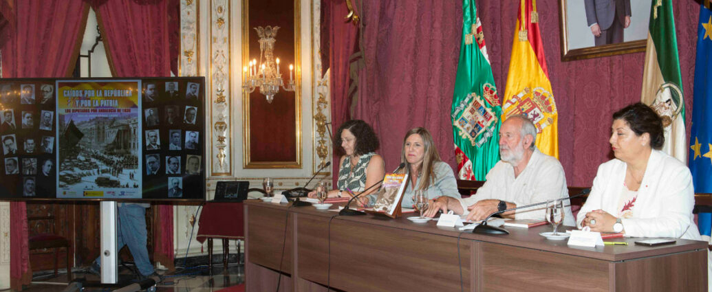 La autora, con representantes de lasentidades patrocinadoras y colaboradoras.