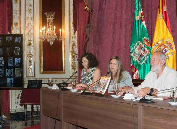 La autora, con representantes de lasentidades patrocinadoras y colaboradoras.