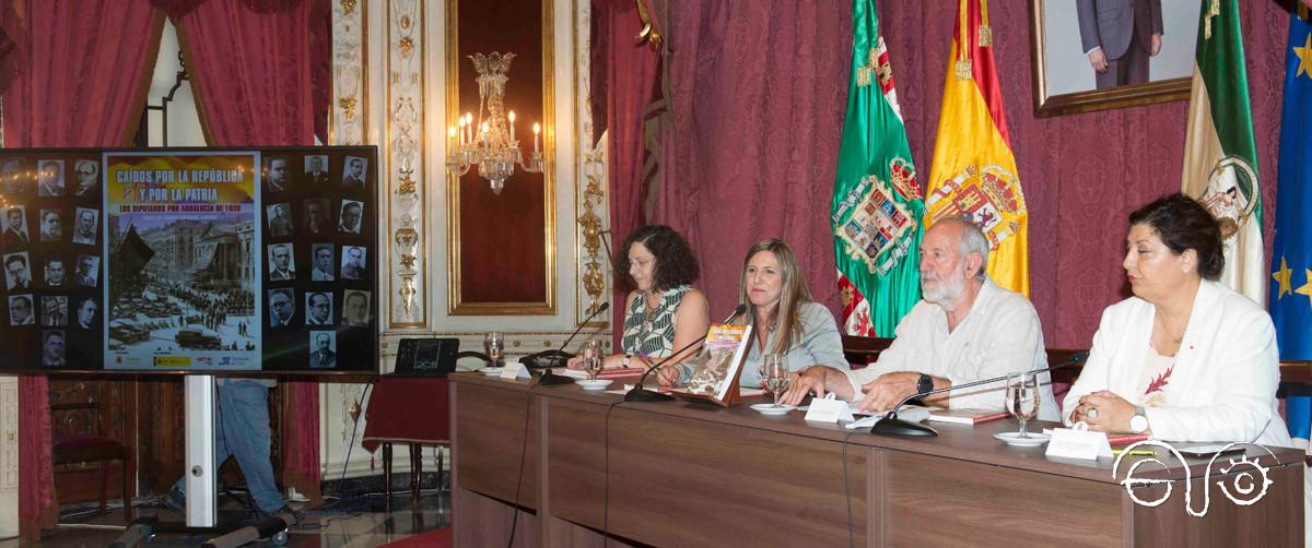 La autora, con representantes de lasentidades patrocinadoras y colaboradoras.