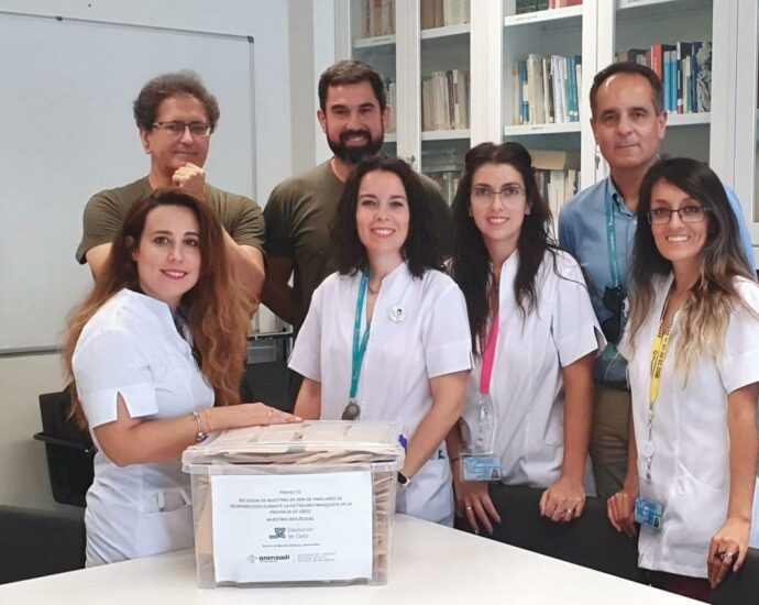 Entrega de muestras en el laboratorio de Granada.