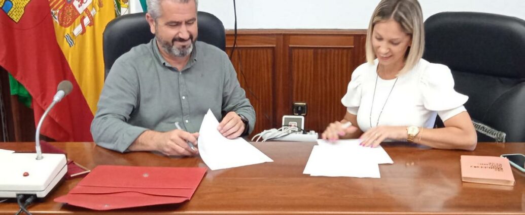 La diputada provincial Lucía Trujillo y el alcalde de Benalup-Casaas Viejas, Antonio Cepero.