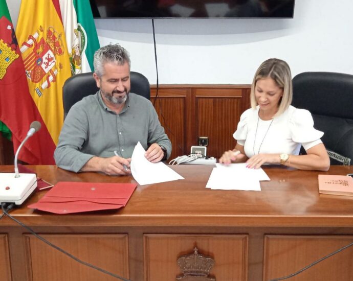 La diputada provincial Lucía Trujillo y el alcalde de Benalup-Casaas Viejas, Antonio Cepero.