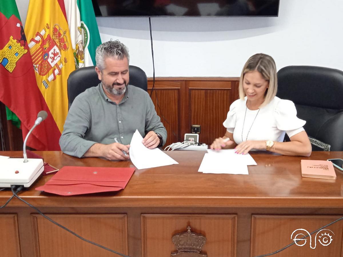 La diputada provincial Lucía Trujillo y el alcalde de Benalup-Casaas Viejas, Antonio Cepero.