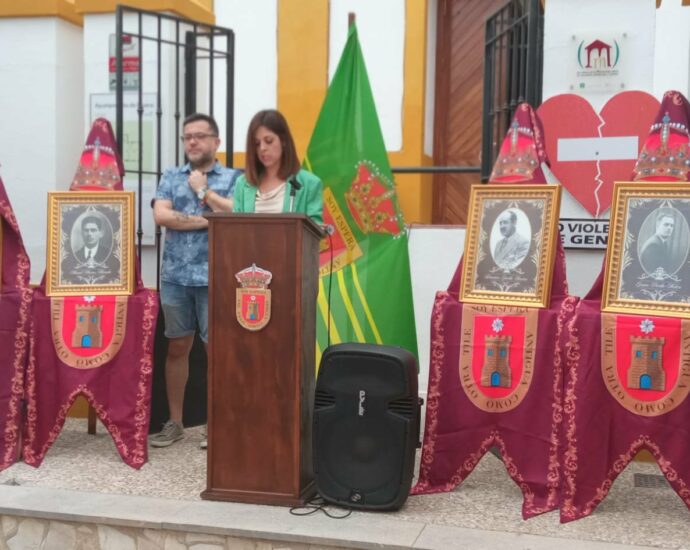 La alcaldesa, Tamara Lozano, y el concejal de Cultura, José María Sánchez, durante el acto.