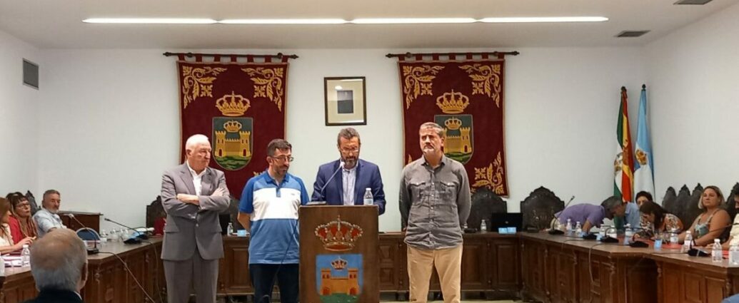 El alcalde de La Línea, Juan Franco, lee la moción en homenaje a las víctimas del franquismo. A su lado, los portavoces de La Línea 100 x 100, PSOE y PP.
