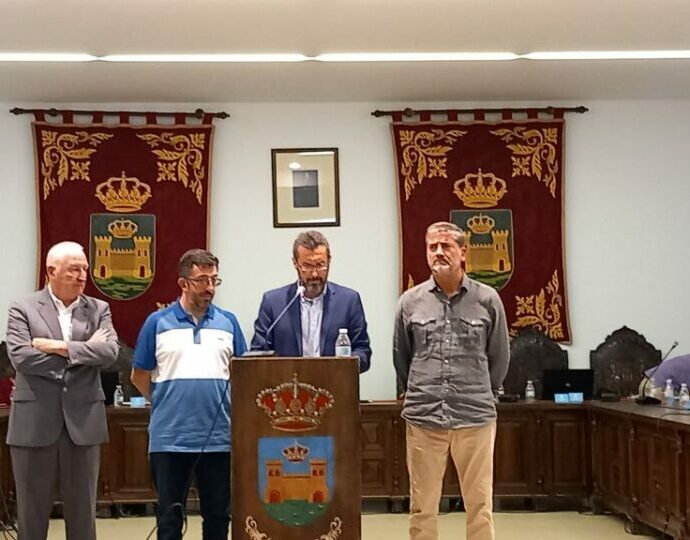 El alcalde de La Línea, Juan Franco, lee la moción en homenaje a las víctimas del franquismo. A su lado, los portavoces de La Línea 100 x 100, PSOE y PP.