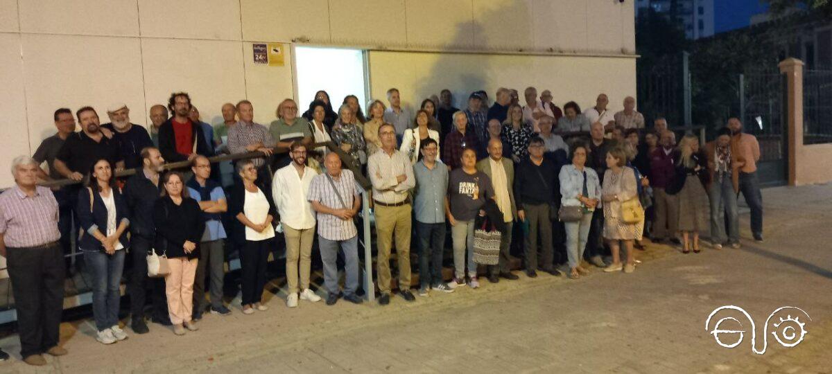 Parte del público asistente, antes de que empezara el pleno, en la puerta del salón donde se celebró.