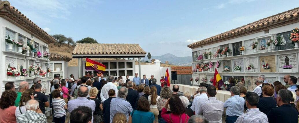 Parte de las personas que asistieron en el cementerio nuevo de Jimena al homenaje a las víctimas del franquismo cuyos restos recibieron sepultura.