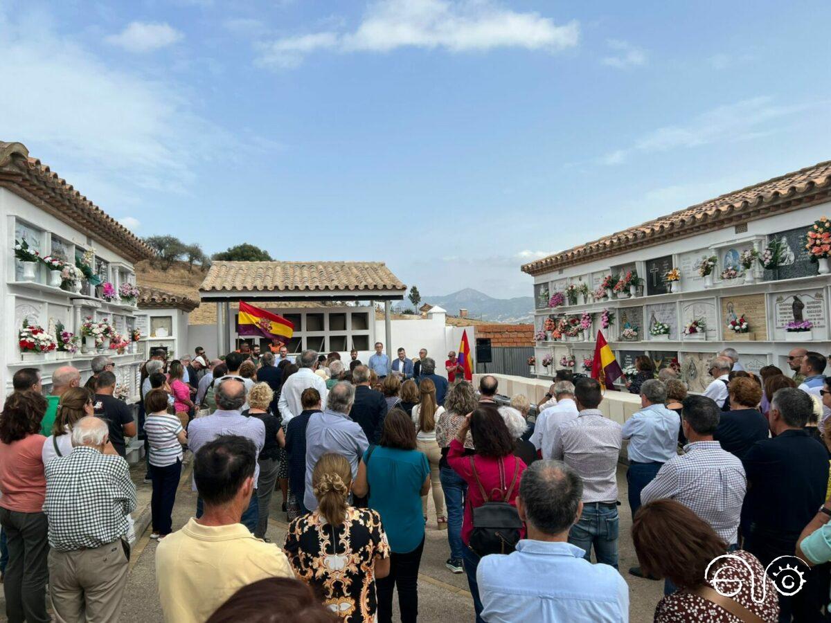 Parte de las personas que asistieron en el cementerio nuevo de Jimena al homenaje a las víctimas del franquismo cuyos restos recibieron sepultura.