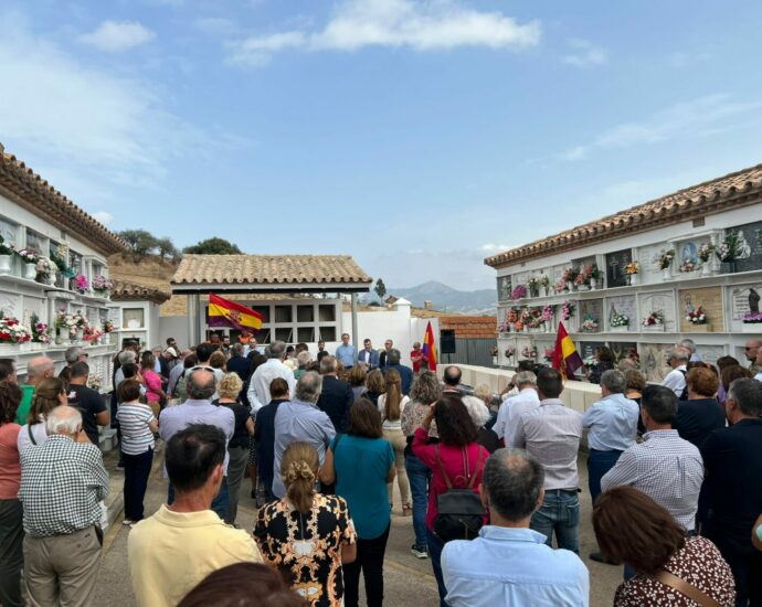 Parte de las personas que asistieron en el cementerio nuevo de Jimena al homenaje a las víctimas del franquismo cuyos restos recibieron sepultura.