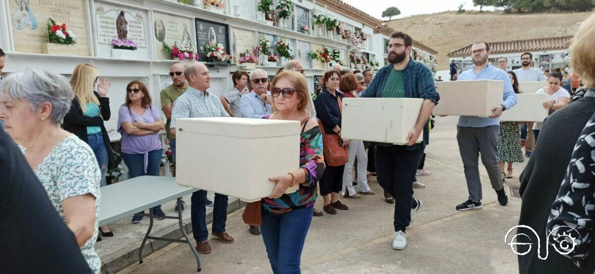 Un momento del traslado de las cajas con los restos al panteón donde han quedado depositadas.