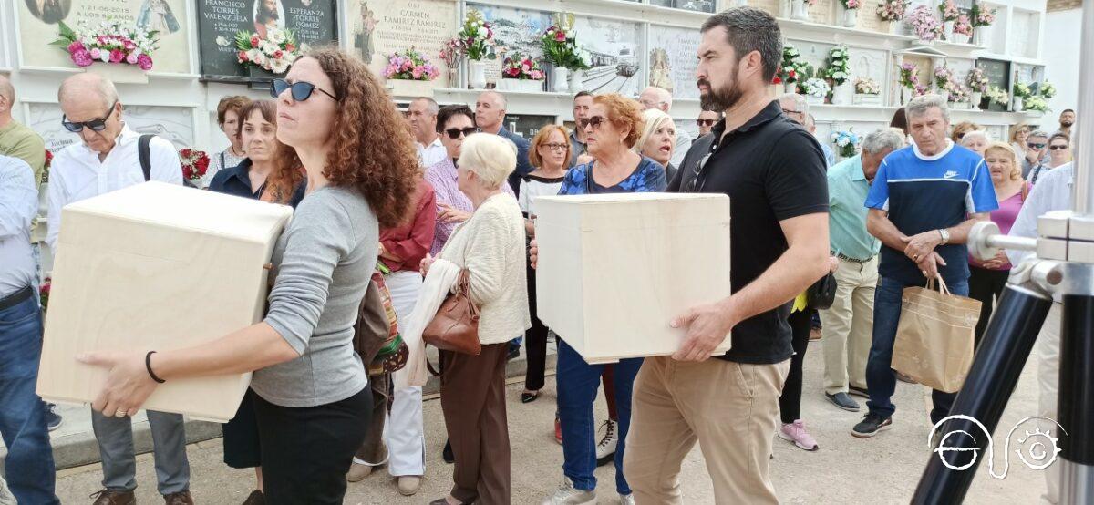 El arqueólogo Jesús Román participó en el traslado de los restos, como aparece en la foto.