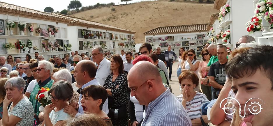 Los participantes en el homenaje escuchan los discursos que pronunciaron las autoridades y los familiares.