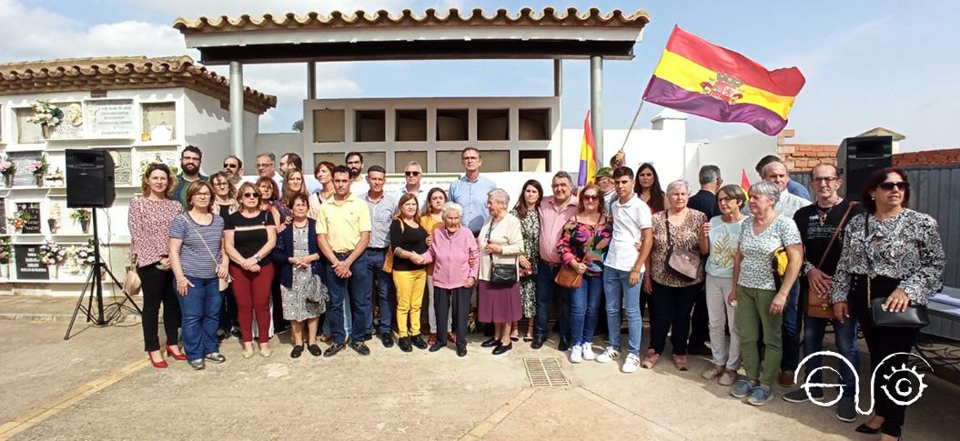 Algunas de las hijas, nietas/os y bienisetas/os de víctimas del franquismo posan para una foto de grupo al final del homenaje.