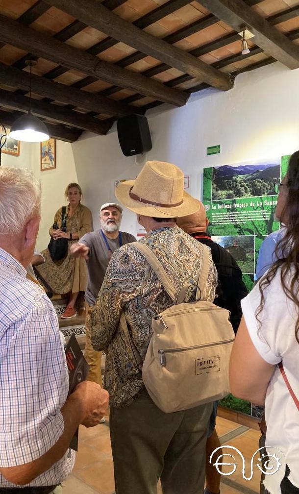 Juan León Moriche, del Foro por la Memoria del Campo de Gibraltar, explica los contenidos de la Casa al colectivo Comunes de Conil.