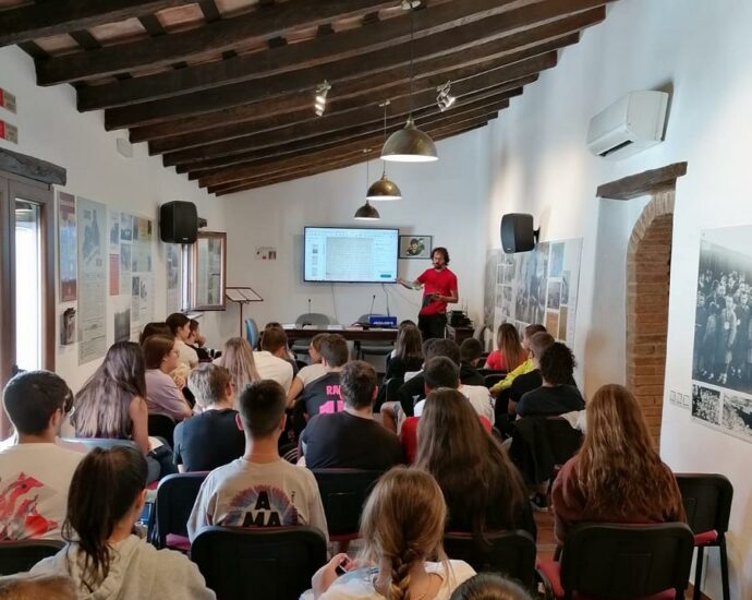 Actividad sobre el exilio, en el salón de actos de la Casa de la Memoria.