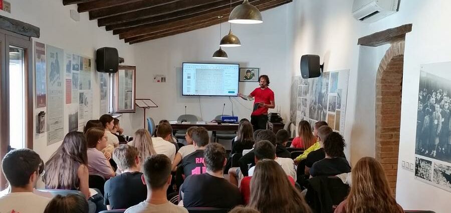 Actividad sobre el exilio, en el salón de actos de la Casa de la Memoria.