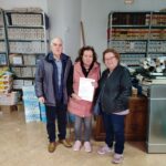Las primas hermanas Juani Domínguez Ortega, con el historiador Fernando Sígler, en el Archivo Municipal de Cortes dela Frontera.