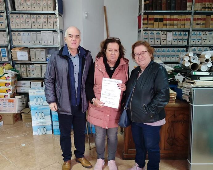 Las primas hermanas Juani Domínguez Ortega, con el historiador Fernando Sígler, en el Archivo Municipal de Cortes dela Frontera.