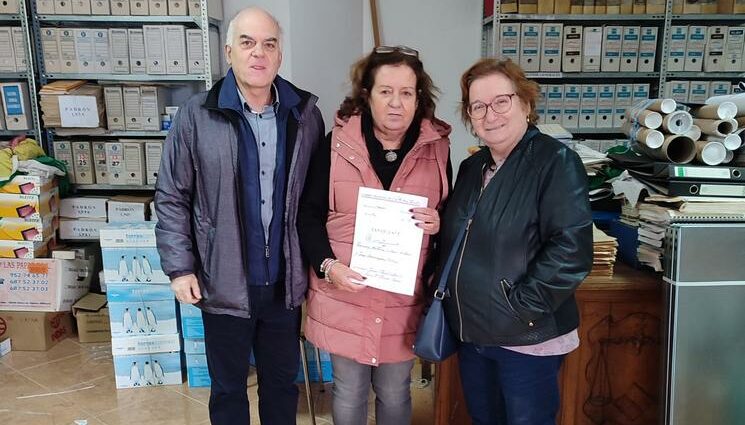 Las primas hermanas Juani Domínguez Ortega, con el historiador Fernando Sígler, en el Archivo Municipal de Cortes dela Frontera.
